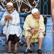 <i class="fa-regular fa-image orange1"></i> Vendo a vida passar (Chefchaouen, Marrocos). / <em>Wasting time (Chefchaouen, Morocco).</em> Edu Moreira - Marrocos