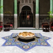 <i class="fa-regular fa-image orange1"></i> Lobby de hotel (Essaouira, Marrocos). / <em>Hotel lobby (Essaouira, Morocco).</em> Edu Moreira - Marrocos