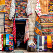 <i class="fa-regular fa-image orange1"></i> Loja de tapetes (Essaouira, Marrocos). / <em>Rug store (Essaouira, Morocco).</em> Edu Moreira - Marrocos