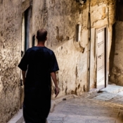 <i class="fa-regular fa-image orange1"></i> Ruela da Medina (Fez, Marrocos). / <em>Medina alley (Fez, Morocco).</em> Edu Moreira - Marrocos