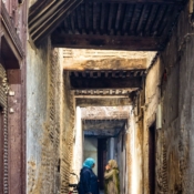 <i class="fa-regular fa-image orange1"></i> Ruela da Medina (Fez, Marrocos). / <em>Medina alley (Fez, Morocco).</em> Edu Moreira - Marrocos