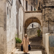 <i class="fa-regular fa-image orange1"></i> Ruela da Medina (Fez, Marrocos). / <em>Medina alley (Fez, Morocco).</em> Edu Moreira - Marrocos