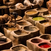 <i class="fa-regular fa-image orange1"></i> Curtume (Fez, Marrocos). / <em>Tannery (Fez, Morocco).</em> Edu Moreira - Marrocos
