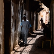 <i class="fa-regular fa-image orange1"></i> Ruela da Medina (Fez, Marrocos). / <em>Medina alley (Fez, Morocco).</em> Edu Moreira - Marrocos
