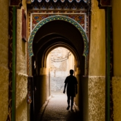 <i class="fa-regular fa-image orange1"></i> Ruela da Medina (Fez, Marrocos). / <em>Medina alley (Fez, Morocco).</em> Edu Moreira - Marrocos