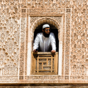 <i class="fa-regular fa-image orange1"></i> Homem na janela da Madraça de Ben Youssef, casa de estudos islâmicos (Marrakech, Marrocos). / <em>Man at the window of the Ben Youssef Madrasa, house of Islamic studies (Marrakech, Morocco).</em> Edu Moreira - Marrocos