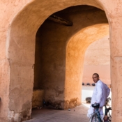 <i class="fa-regular fa-image orange1"></i> Velho portão de entrada da Medina (Marrakech, Marrocos). / <em>Old gate to the Medina (Marrakech, Morocco).</em> Edu Moreira - Marrocos