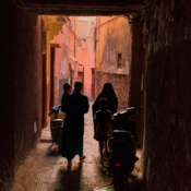 <i class="fa-regular fa-image orange1"></i> Ruela da Medina (Marrakech, Marrocos). / <em>Medina alley (Marrakesh, Morocco).</em> Edu Moreira - Marrocos