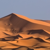 <i class="fa-regular fa-image orange1"></i> Erg Chebbi, também conhecido como Dunas de Merzouga, um dos dois grandes conjuntos de dunas do deserto do Saara (Merzouga, Marrocos). / <em>Erg Chebbi, also known as Merzouga Dunes, one of the two large dunes in the Sahara desert (Merzouga, Morocco).</em> Edu Moreira - Marrocos