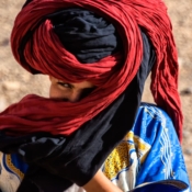<i class="fa-regular fa-image orange1"></i> Beduíno berbere (Merzouga, Marrocos). / <em>Berber bedouin (Merzouga, Morocco).</em> Edu Moreira - Marrocos