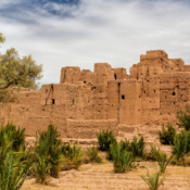 <i class="fa-regular fa-image orange1"></i> Ruínas de uma vila de adobe perto da cidade de Ouarzazate (Marrocos). / <em>Ruins of an adobe village near the city of Ouarzazate (Morocco).</em> Edu Moreira - Marrocos