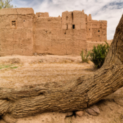<i class="fa-regular fa-image orange1"></i> Ruínas de uma vila de adobe perto da cidade de Ouarzazate (Marrocos). / <em>Ruins of an adobe village near the city of Ouarzazate (Morocco).</em> Edu Moreira - Marrocos