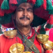 <i class="fa-regular fa-image orange1"></i> Vendedor de água (Rabat, Marrocos). / <em>Water merchant (Rabat, Morocco).</em> Edu Moreira - Marrocos