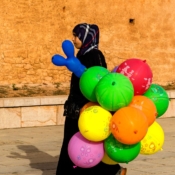 <i class="fa-regular fa-image orange1"></i> Vendedora de balões (Rabat, Marrocos). / <em>Balloon seller (Rabat, Morocco).</em> Edu Moreira - Marrocos