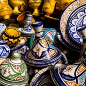 <i class="fa-regular fa-image orange1"></i> Tajines - panelas feitas de barro cozido - no mercado da medina (Rabat, Marrocos). / <em>Tajines - pots made from baked clay - in the medina market (Rabat, Morocco).</em> Edu Moreira - Marrocos