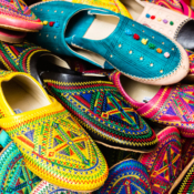 <i class="fa-regular fa-image orange1"></i> Sapatos marroquinos no mercado da medina (Rabat, Marrocos). / <em>Moroccan shoes in the medina market (Rabat, Morocco).</em> Edu Moreira - Marrocos