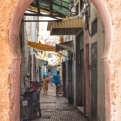 <i class="fa-regular fa-image orange1"></i> Ruela da Medina (Rabat, Marrocos). / <em>Medina alley (Rabat, Morocco).</em> Edu Moreira - Marrocos