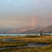 <i class="fa-regular fa-image orange1"></i> Arco-íris e a baía Tunel que está localizada no canto noroeste de Lago Viedma no Parque Nacional de Los Glaciares (Patagônia, El Chaltén, Santa Cruz, Argentina). / <em>Rainbow and Tunel Bay which is located in the northwest corner of Viedma Lake in the Los Glaciares National Park (Patagonia, El Chaltén, Santa Cruz, Argentina).</em> Edu Moreira - Patagônia - Argentina