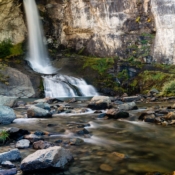 <i class="fa-regular fa-image orange1"></i> A cachoeira Chorrillo del Salto está a 5km da cidade de El Chaltén (Patagônia, Santa Cruz, Argentina). / <em>The Chorrillo del Salto waterfall is 5km from the city of El Chaltén (Patagonia, Santa Cruz, Argentina).</em> Edu Moreira - Patagônia - Argentina
