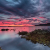 <i class="fa-regular fa-image orange1"></i> Nascer do sol no Lago Argentino na cidade de El Calafate (Patagônia, Santa Cruz, Argentina). / <em>Sunrise on Lake Argentino in the city of El Calafate (Patagonia, Santa Cruz, Argentina).</em> Edu Moreira - Patagônia - Argentina