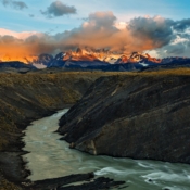 <i class="fa-regular fa-image orange1"></i> Río de las Vueltas com o Monte Fitz Roy ao fundo (Patagônia, El Chaltén, Santa Cruz, Argentina). / <em>Las Vueltas River with Mount Fitz Roy in the background (Patagonia, El Chaltén, Santa Cruz, Argentina).</em> Edu Moreira - Patagônia - Argentina