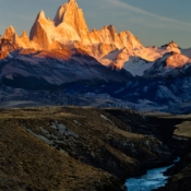 <i class="fa-regular fa-image orange1"></i> Fitz Roy - ou Cerro Chaltén - é uma montanha localizada na fronteira do Chile com a Argentina na região da Patagônia (1). / <em>Fitz Roy - or Cerro Chaltén - is a mountain located on the border of Chile with Argentina in the region of Patagonia (1).</em> Edu Moreira - Patagônia - Argentina