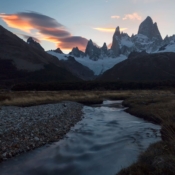 <i class="fa-regular fa-image orange1"></i> A caminho de Laguna de los Tres, lago que fica aos pés do Monte Fitz Roy (Patagônia, El Chaltén, Santa Cruz, Argentina). / <em>On the way to Laguna de los Tres, a lake at the foot of Mount Fitz Roy (Patagonia, El Chaltén, Santa Cruz, Argentina).</em> Edu Moreira - Patagônia - Argentina