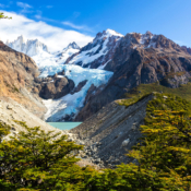 <i class="fa-regular fa-image orange1"></i> Glaciar Piedras Blancas é uma das geleiras que descem do Monte Fitz Roy (Patagônia, El Chaltén, Santa Cruz, Argentina). / <em>Piedras Blancas Glacier is one of the glaciers that descend from Mount Fitz Roy (Patagonia, El Chaltén, Santa Cruz, Argentina).</em> Edu Moreira - Patagônia - Argentina