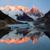 <i class="fa-regular fa-image orange1"></i> Nascer do sol em Laguna Torre, lago localizado a 10km da cidade de El Chaltén 2 (Patagônia, Santa Cruz, Argentina). / <em>Sunrise at Laguna Torre, lake located 10km from the city of El Chaltén 2 (Patagonia, Santa Cruz, Argentina).</em> Edu Moreira - Patagônia - Argentina