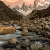 <i class="fa-regular fa-image orange1"></i> Nascer do sol na trilha que acompanha o Río Blanco (Patagonia, El Chaltén, Santa Cruz, Argentina). / <em>Sunrise on the trail that accompanies the Blanco River (Patagonia, El Chaltén, Santa Cruz, Argentina).</em> Edu Moreira - Patagônia - Argentina