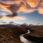 <i class="fa-regular fa-image orange1"></i> Pôr de sol com nuvens lenticulares no céu do Río de las Vueltas (Patagonia, El Chaltén, Santa Cruz, Argentina). / <em>Sunset with lenticular clouds in the Las Vueltas River sky (Patagonia, El Chaltén, Santa Cruz, Argentina).</em> Edu Moreira - Patagônia - Argentina