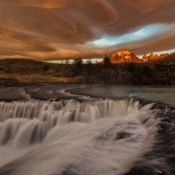 <i class="fa-regular fa-image orange1"></i> Nascer do sol no Parque Nacional Torres del Paine com a Cascata Paine em primeiro plano (Patagônia, Magallanes, Chile). / <em>Sunrise in the Torres del Paine National Park with Paine Cascade in the foreground (Patagonia, Magallanes, Chile).</em> Edu Moreira - Patagônia - Chile
