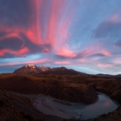 <i class="fa-regular fa-image orange1"></i> Cascada Paine no Parque Nacional Torres del Paine (Patagônia, Magallanes, Chile). / <em>Paine Cascade in the Torres del Paine National (Patagonia, Magallanes, Chile).</em> Edu Moreira - Patagônia - Chile