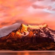 <i class="fa-regular fa-image orange1"></i> Nascer do sol no Parque Nacional Torres del Paine com o Cerro Paine Grande em primeiro plano (Patagônia, Magallanes, Chile). / <em>Sunrise in the Torres del Paine National Park with Paine Grande Hill in the foreground (Patagonia, Magallanes, Chile).</em> Edu Moreira - Patagônia - Chile