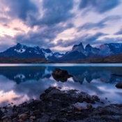 <i class="fa-regular fa-image orange1"></i> Pôr do sol no Parque Nacional Torres del Paine com o Lago Pehoé em primeiro plano e os Cuernos del Paine e Torres del Paine ao fundo (1) (Patagônia, Magallanes, Chile). / <em>Sunset in the Torres del Paine National Park with Pehoé Lake in the foreground and the Cuernos del Paine and Torres del Paine in the background (1) (Patagonia, Magallanes, Chile).</em> Edu Moreira - Patagônia - Chile