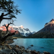 <i class="fa-regular fa-image orange1"></i> Pôr do sol no Parque Nacional Torres del Paine com o Lago Pehoé em primeiro plano e os Cuernos del Paine e Torres del Paine ao fundo (2) (Patagônia, Magallanes, Chile). / <em>Sunset in the Torres del Paine National Park with Pehoé Lake in the foreground and the Cuernos del Paine and Torres del Paine in the background (2) (Patagonia, Magallanes, Chile).</em> Edu Moreira - Patagônia - Chile