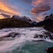 <i class="fa-regular fa-image orange1"></i> Águas da cachoeira Salto Grande no Parque Nacional Torres del Paine (Patagônia, Magallanes, Chile). / <em>Waters of the Salto Grande waterfall in Torres del Paine National Park (Patagonia, Magallanes, Chile).</em> Edu Moreira - Patagônia - Chile