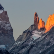 <i class="fa-regular fa-image orange1"></i> Torres del Paine, montanhas que dão nome ao parque nacional, são os três únicos picos de granito da cordilheira de Paine (Patagônia, Magallanes, Chile). / <em>Torres del Paine, mountains that give the name to the national park, are the only three granite peaks of the Paine mountain range (Patagonia, Magallanes, Chile).</em> Edu Moreira - Patagônia - Chile