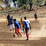 <i class="fa fa-photo orange1" aria-hidden="true"></i> Jogando uma pelada 1 (Arusha, Tanzânia). / <em>Playing soccer 1 (Arusha, Tanzania).</em> Edu Moreira - Tanzânia