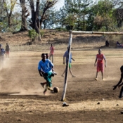 <i class="fa fa-photo orange1" aria-hidden="true"></i> Jogando uma pelada 1 (Arusha, Tanzânia). / <em>Playing soccer 1 (Arusha, Tanzania).</em> Edu Moreira - Tanzânia
