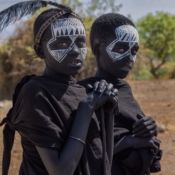 <i class="fa fa-photo orange1" aria-hidden="true"></i> Garotos Massai pintados para o período do rito de passagem (Arusha, Tanzânia). / <em>Maasai boys painted for the rite of passage period (Arusha, Tanzania).</em> Edu Moreira - Tanzânia