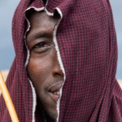 <i class="fa fa-photo orange1" aria-hidden="true"></i> Retrato de guerreiro Massai (Área de Conservação Ngorongoro, Tanzânia). / <em>Maasai warrior portrait (Ngorongoro Conservation Area, Tanzania).</em> Edu Moreira - Tanzânia