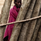 <i class="fa fa-photo orange1" aria-hidden="true"></i> Guerreiro Massai (Área de Conservação Ngorongoro, Tanzânia). / <em>Maasai warrior (Ngorongoro Conservation Area, Tanzania).</em> Edu Moreira - Tanzânia
