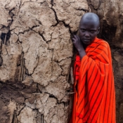 <i class="fa fa-photo orange1" aria-hidden="true"></i> Garota Massai (Área de Conservação Ngorongoro, Tanzânia). / <em>Maasai girl (Ngorongoro Conservation Area, Tanzania).</em> Edu Moreira - Tanzânia