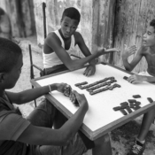 <i class="fa-regular fa-image orange1"></i> Havana Vieja: jogando dominó (Havana, Cuba) - Versão P&B. / <em>Havana Vieja: playing domino (Havana, Cuba) - B&W version. Edu Moreira - Havana, Cuba